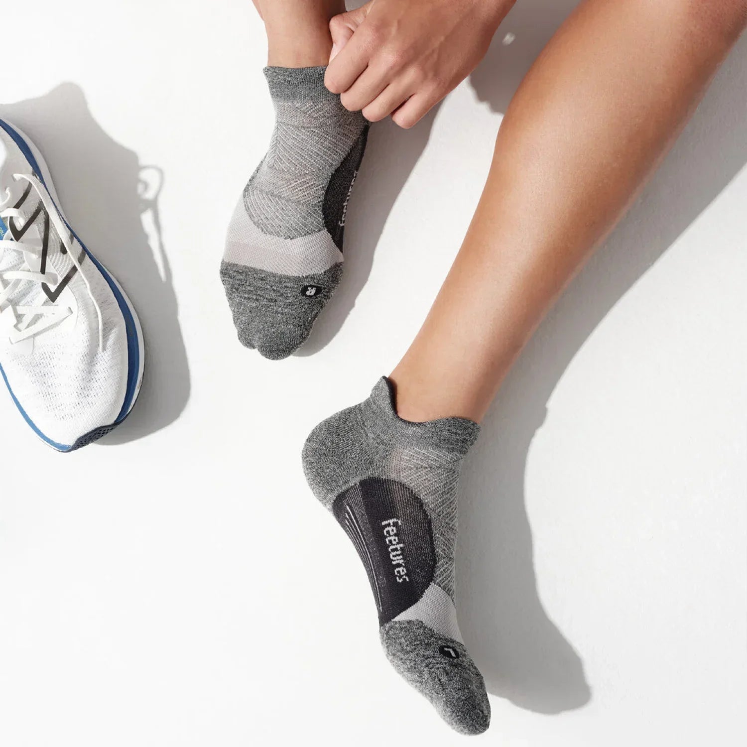 Elite Light Cushion No Show Tab Socks Feetures